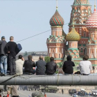 Un grupo de moscovitas observa el paso de varios misiles estrategicos Topol-M durante un desfile militar en la Plaza Roja de Moscu.-EFE / SERGEI ILNITSKY