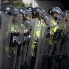 Cordón policial durante una protesta contra Nicolás Maduro en Caracas.-AP / ALEJANDRO CEGARRO