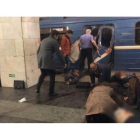 Heridos tras la explosión en un vagón de metro en San Petersburgo, este lunes.-
