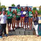 Los vencedores posan con sus trofeos en la playa de Las Moreras.-REPORTAJE GRÁFICO: MARIANO GONZÁLEZ