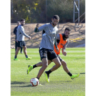 Joaquín protege el balón ante el acoso de Verde, durante un entrenamiento del Real Valladolid.-D. V.