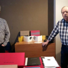Javier Redondo y Armando Arenillas junto a algunas de sus publicaciones.-J. R.