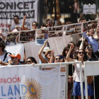 Un grupo de personas protestan contra Macri, en el exterior del Congreso, durante la inauguración del período de sesiones ordinarias, el 1 de marzo, en Buenos Aires.-DAVID FERNÁNDEZ