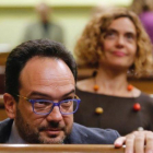 El portavoz parlamentario del PSOE, Antonio Hernando, con la catalana Meritxell Batet al fondo, este jueves.-JUAN MANUEL PRATS