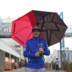 Maverick Viñales pasea por el lluvioso ‘paddock’ del circuito de Losail (Doha, Catar).-EMILIO PÉREZ DE ROZAS / Enviado especial