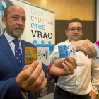 Valentín Gamazo y Lledó muestran ayer los nuevos carnets del VRAC para esta temporada.-MIGUEL ÁNGEL SANTOS