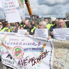 Imagen de una protesta de miembros de la plataforma ‘Bureba es futuro’ contra el trazado del AVE a Vitoria.-ISRAEL L. MURILLO