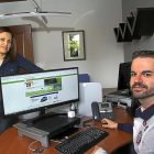 Yésica González y Miguel Ángel Gatón, en la oficina de Actualidad blog.-MANUEL BRÁGIMO