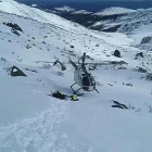 Un helicópetero en el momento del rescate.-GUARDIA CIVIL
