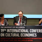 El rector de la Universidad de Valladolid, Daniel Miguel, inaugura el XIX Congreso Internacional de la Economía de la Cultura. A la izquierda de la imagen, la presidenta del comité científico del Congreso, Ilde Rizzo; y Arjo Klamer.-ICAL