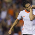 Dani Parejo celebra el segundo gol del Valencia contra el Alavés.-EFE / MIGUEL ÁNGEL POLO