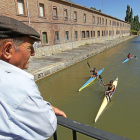 n paseante contempla el Canal de Castilla.-LOSTAU