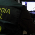 Un agente del Grupo de Delitos Telemáticos de la UCO de la Guardia Civil.-EFE