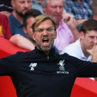 El técnico del Liverpool Jürgen Klopp da instrucciones durante el partido contra el Arsenal.-EFE / PETER POWELL