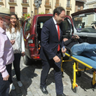 El concejal de Servicios Sociales, Luis Ángel Pérez Sotelo, se coloca en la camilla de la ambulancia que la Asociación enviará al hospital ‘Diputación de Palencia’, edificado en Birlehlu-ICAL