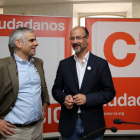 El candidato de Ciudadanos a la Presidencia de la Junta de Castilla y León, Luis Fuentes junto al diputado autonómico catalán Carlos Carrizosa-ICAL