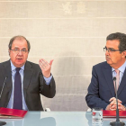 El presidente de la Junta de Castilla y León, Juan Vicente Herrera, y el vicepresidente de la Fundación Amancio Ortega Gaona, José Arnau, presentan un acuerdo de colaboración en materia de equipamiento sanitario.-ICAL
