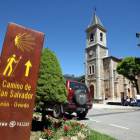Señalización del Camino de El Salvador a su paso por Pola de Gordón (León).-ICAL