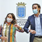 Olga Mohíno y Guzmán Gómez se dan el codo tras firmar el pacto de Gobierno, ayer en Medina del Campo. SGC
