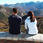 Dos turistas comtemplan una de las múltiples panorámicas que ofrece la Ruta de los Pantanos.-L.P.