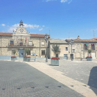 Plaza Mayor de Cogeces del Monte con el Ayuntamiento al fondo, en una imagen de archivo.-EUROPA PRESS