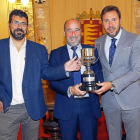 Alberto Bustos, Chema Valentín-Gamazo y Óscar Puente, con la Copa.-J.M. LOSTAU