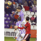 Juan Villar cabecea para marcar gol ante el Mirandés, ante Jaime Mata y Álex Ortiz.-J.M. LOSTAU