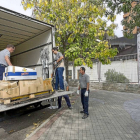Unos operarios trasladan diversos materiales de la FCG con destino a la Fundación Casa Pintada de Mula, en Murcia.-Pablo Requejo