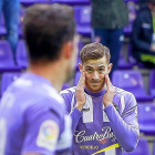 Toni Martínez, ante su compañero Mata, durante el partido del domingo frente al Sporting.-J.M. LOSTAU