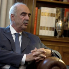 El líder del partido de derechas Nueva Democracia, Vangelis Meimarakis habla con el presidente de Grecia, Prokopis Pavlopoulos, durante su encuentro en el Palacio Presidencial en Atenas, este viernes.-REUTERS / STOYAN NENOV