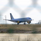 Un avión aterriza en el aeropuerto de Villanubla de Valladolid.