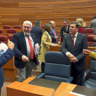 Del Olmo conversa en el hemiciclo con Fuentes, Mitadiel y Delgado, de Ciudadanos, y el consejero de Empleo, Carlos Fernández Carriedo.-ICAL