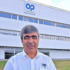 Alejandro Martín, director de la planta de Plastic Omnium, en el exterior de la fábrica.-A.G.