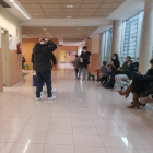 Interior del centro de salud de Arroyo, con más pacientes que el martes pero aún sin apreciarse síntomas de saturación.- PHOTOGENIC