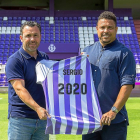 Sergio y Ronaldo sostienen la camiseta blanquivioleta con el nombre del técnico y el año en que finaliza contrato.-RVCF