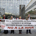 Representantes de la plataforma Stop Uranio y del partido Equo, en la puerta del ministerio de Industria, para entregar 112.000 firmas contra la mina de uranio de Salamanca-Ical