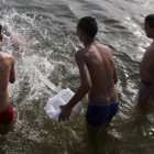 Varias perosnas nadan en un lago de El Cairo este miércoles por la ola de calor.-KHALED ELFIQI