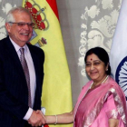 El ministro de Asuntos Exteriores, Josep Borrell, este martes junto a su homóloga india, Sushma Swaraj, en Nueva Delhi.-EFE / ZIPI