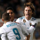 Modric se abraza a Benzema en un partido de Champions.-REUTERS
