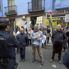 LA PILARICA EXIGE SOLUCIONES A LA BARRERA DEL FERROCARRIL. Una veintena de vecinos del barrio de La Pilarica se mantuvo concentrada a las puertas de la sede de la SVAV durante la hora y media que duró la reunión, en protesta por la falta de soluciones an-MIGUEL ÁNGEL SANTOS