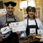 Javier Jiménez y la cocinera del Bar El Hogar de San Leonardo fueron los ganadores del concurso.-MARÍA FERRER