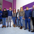La candidata de Podemos a la Alcaldía de Ponferrada, Lorena González, junto a su candidatura.-ICAL