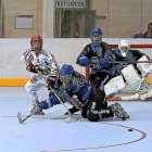 Marcos y Adel, durante un partido en Canterac.-ALFONSO J. PELAYO