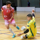 El portero charro evita el gol de la Universidad de Valladolid.-J.M.LOSTAU