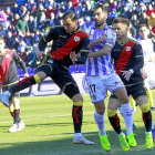 Moyano, rodeado por jugadores del Rayo Vallecano.-J.M.L.