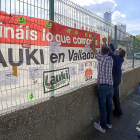 Los trabajadores de Lauki cuelgan una pancarta en el último día de trabajo de la fábrica.-PABLO REQUEJO