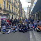 Los estudiantes de la Escuela Superior de Diseño durante la jornada de Lettering en la calle Regalado.-FECOSVA