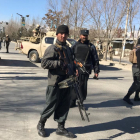 Policías afganos, en la zona del atentado en Kabul, este jueves.-/ REUTERS / MOHAMMAD ISMAIL