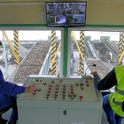 Dos operarios controlan la recepción de remolacha en las instalaciones de la cooperativa Acor en Olmedo (Valladolid), en una pasada campaña.-J. M. LOSTAU