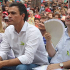 Pedro Sánchez y Miquel Iceta, en la Festa de la Rosa celebrada este domingo en Gavà.-Foto: ACN / JÚLIA PÉREZ